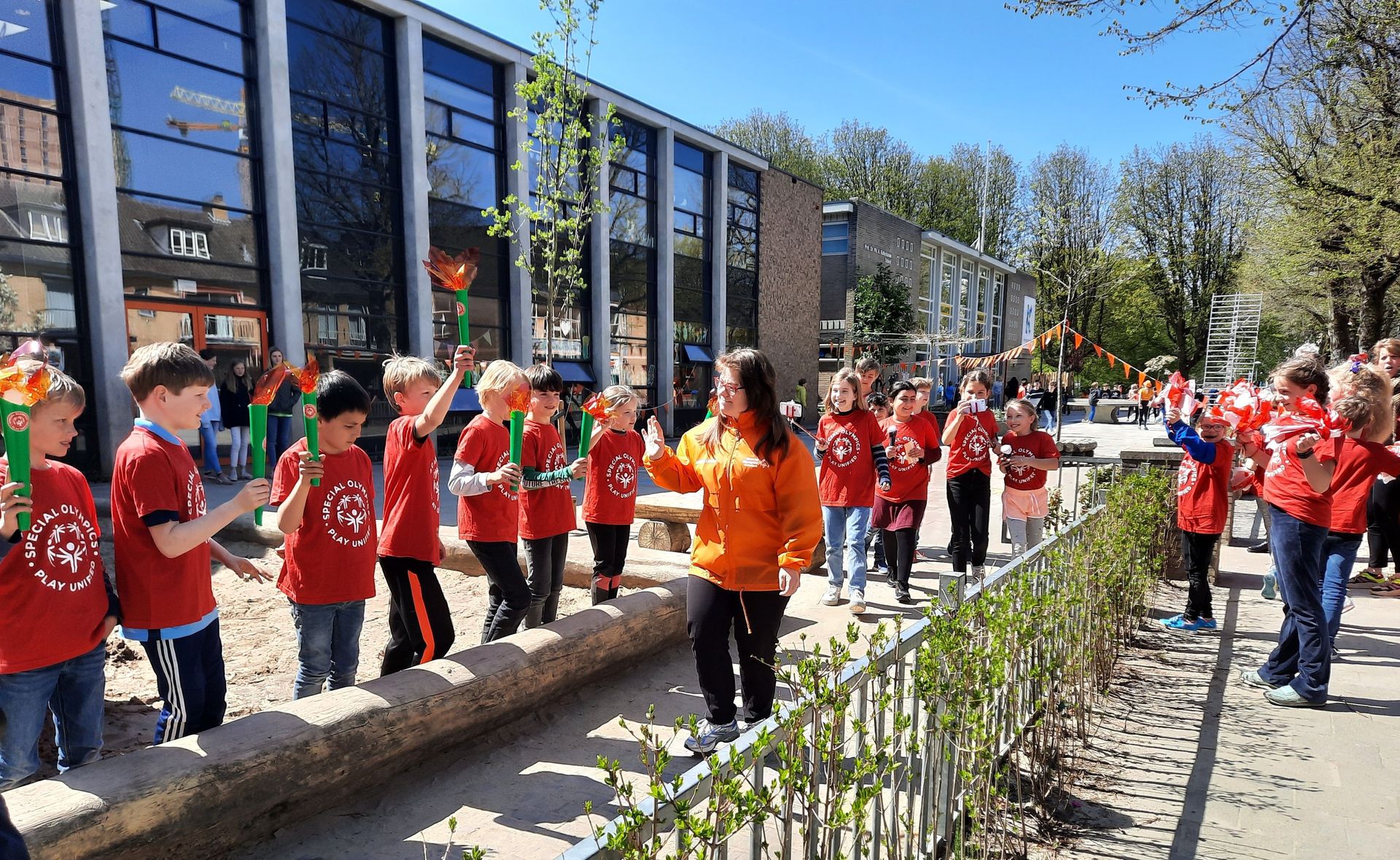 Lize en leerlingen van de Kohnstammschool